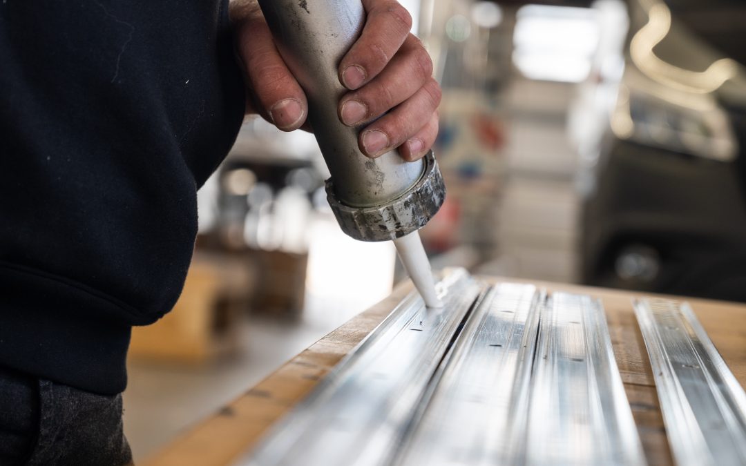 Sika-Flex wird auf Airlineschiene aufgetragen